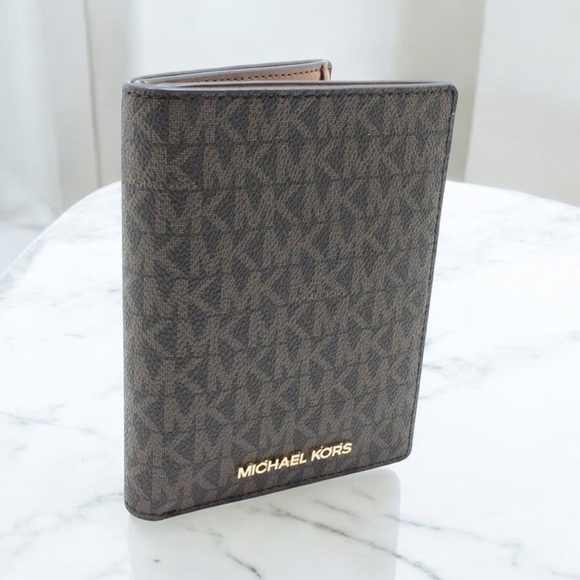 NEW MICHAEL KORS  Passport Wallet Signature FAST SHIPPING - Picture 1 of 4